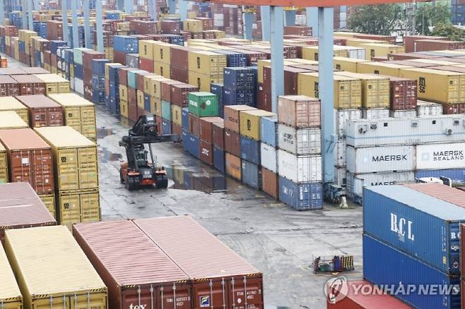 인도네시아 자카르타 탄중 푸리옥 항구에 쌓여있는 컨테이너들. (사진=연합뉴스)