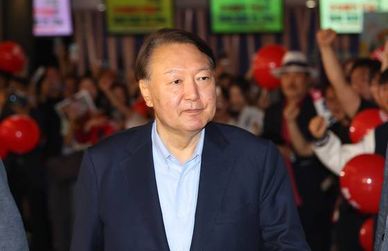 윤석열 전 대통령이 21일 서울 메가박스 동대문에서 이영돈 PD가 제작한 다큐멘터리 영화 '부정선거, 신의 작품인가'를 관람하기 위해 상영관으로 향하고 있다. 〈사진=연합뉴스〉