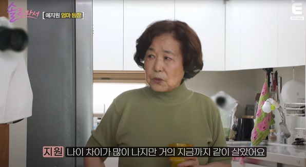 예지원 모친은 아침에 물 한잔을 마시고 바게트 빵으로 아침 식사를 준비했다. [사진=SBS Plus·E채널 '솔로라서']