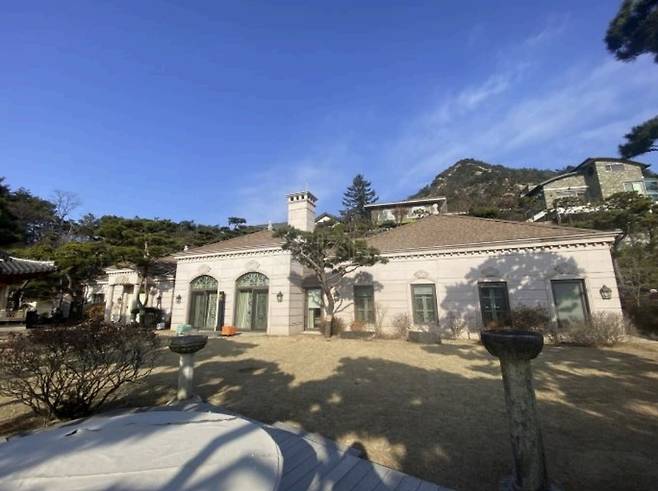 감정가 154억여 원에 나온 평창동 저택 전경(지지옥션).