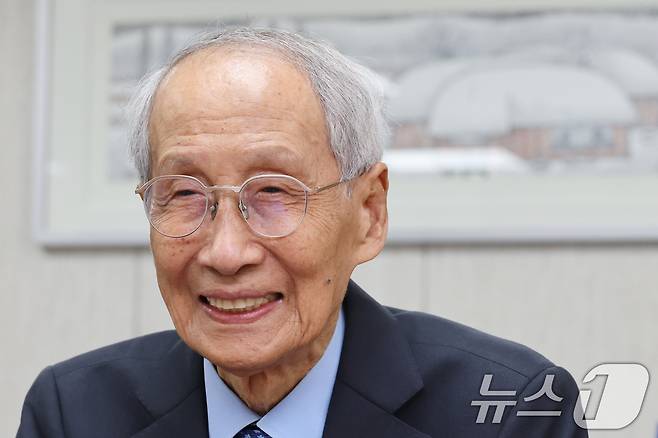 윤여준 더불어민주당 상임총괄선대위원장이 20일 오후 서울 여의도 당사에서 뉴스1과 인터뷰를 하고 있다. ⓒ News1 이광호 기자