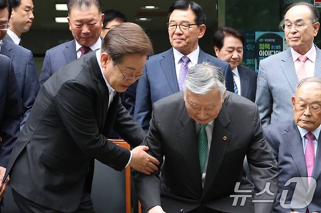 이재명 더불어민주당 대통령 후보가 19일 서울 용산구 대한노인회관을 방문, 기념촬영 자리에 앉는 이중근 회장과 함께 하고 있다. (공동취재) 2025.5.19/뉴스1 ⓒ News1 안은나 기자