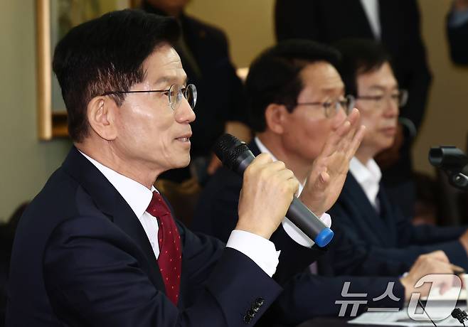 김문수 국민의힘 대통령 후보가 19일 오전 서울 중구 대한노인회에서 열린 간담회에서 인사말을 하고 있다. 2025.5.19/뉴스1 ⓒ News1 김민지 기자