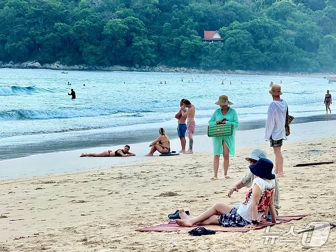 클럽메드푸껫이 위치한 태국 카타해변의 모습. 리조트에서 계단 하나만 내려가면 끝없이 펼쳐진 백사장을 마주할 수 있다. ⓒ 뉴스1 김형준 기자