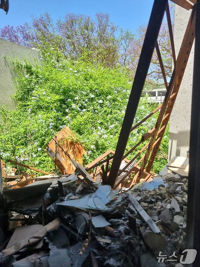 니즈오르 키부츠의 한 주택. 올라는 한 가족이 하마스의 공격을 피해 이 창문을 통해 탈출했다고 전했다. 창문 밖에 자카란다 나무가 보인다.