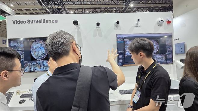 '컴퓨텍스 2025' 시놀로지 전시관에서 석미은 시니어 세일즈 매니저가 전시관 투어를 진행하고 있다.2025.5.20/뉴스1 ⓒ News1 김민석 기자