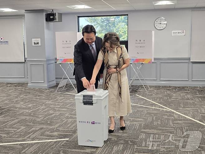 조현동 주미대사 부부가 제21대 대선 재외국민투표 첫날인 20일(현지시간) 미국 버지니아주 알렉산드리아 소재 코리안커뮤니티센터에 마련된 재외투표소에서 투표하고 있다. ⓒ News1 류정민 특파원