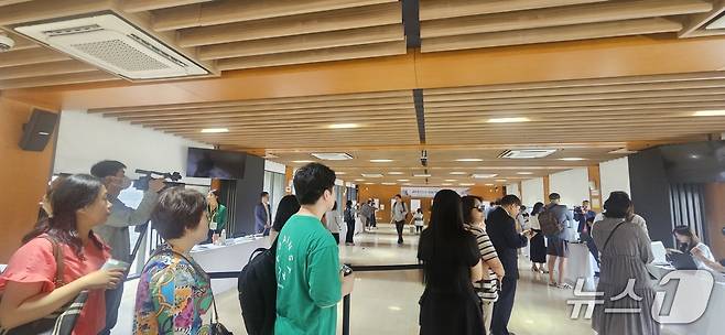 중국 거주 교민들이 20일 주중 한국대사관에 마련된 재외국민 투표소에서 투표를 위해 줄을 서고 있다. ⓒ News1 정은지 특파원