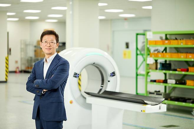 우리엔 동물 CT 'MyVet CT Plus'와 함께한 고석빈 대표(우리엔 제공) ⓒ 뉴스1