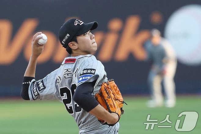 4일 오후 경기 수원시 장안구 KT위즈파크에서 열린 '2024 신한 SOL 뱅크 KBO리그' 한화 이글스와 KT 위즈의 경기, 1회말 한화 선발투수 황준서가 공을 던지고 있다. 2024.6.4/뉴스1 ⓒ News1 김영운 기자