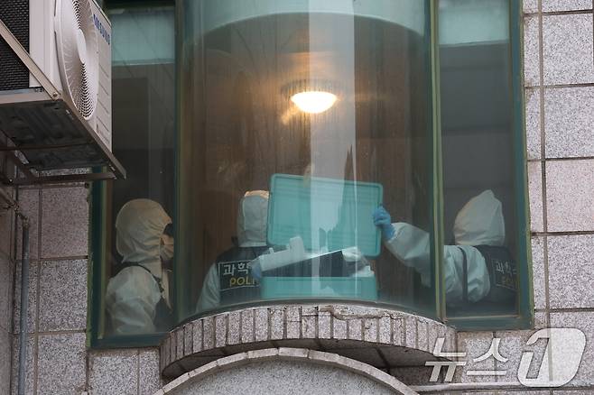 19일 경기 시흥시 정왕동 일대에서 50대 중국인 소행으로 추정되는 흉기 피습 사건 4건이 잇따라 발생해 2명이 사망한 것으로 확인됐다. 사진은 이날 사건 현장에서 과학수사대가 현장 감식을 하는 모습. ⓒ News1 김영운 기자