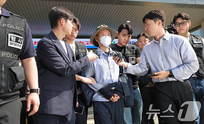 금전 문제로 갈등을 빚은 지인과 평소 앙심을 품었던 이웃 등 4명을 살상한 혐의로 체포된 피의자 차철남(56·중국 국적)이 21일 오전 경기도 시흥시 장곡동 시흥경찰서에서 구속 전 피의자 심문(영장실질심사)을 받기 위해 나오고 있다. 2025.5.21/뉴스1 ⓒ News1 박정호 기자