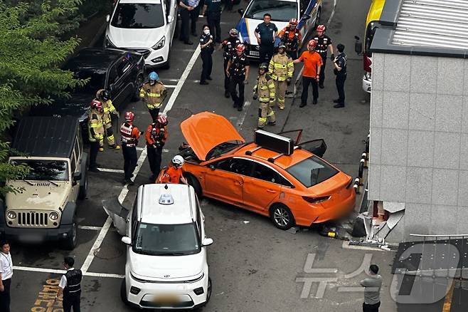3일 오후 서울 중구 국립중앙의료원 응급실 앞에서 70대 운전자의 택시 돌진 사고가 발생했다. 경찰과 소방당국에 따르면 이 사고로 1명이 중상을 입고 2명이 경상을 입었다. (독자제공) 2024.7.3/뉴스1