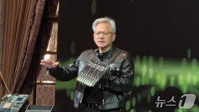 젠슨 황 엔비디아 CEO가 21일 대만 타이베이 오리엔탈만다린 B2에서 열린 엔비디아 글로벌 미디어 Q&A  행사에서 발언하고 있다. 2025.5.21/뉴스1 ⓒ News1 김민석 기자