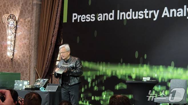 젠슨 황 엔비디아 CEO가 21일 대만 타이베이 오리엔탈만다린 B2에서 열린 엔비디아 미디어 Q&A 행사에서 발언하고 있다. 2025.5.21/뉴스1 ⓒ News1 김민석 기자