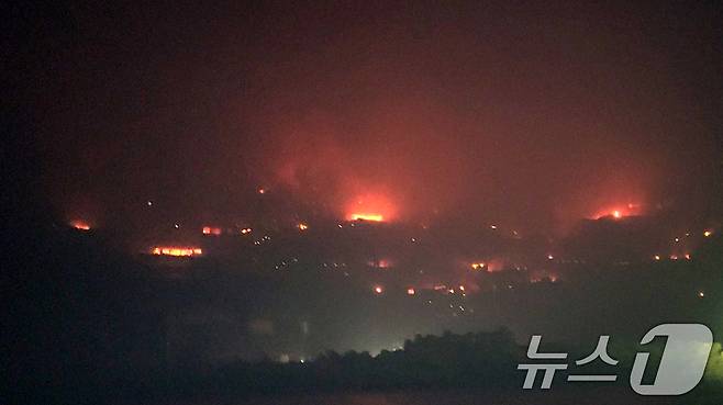 경북 영덕군 석리 해안마을이 의성에서 시작해 강풍을 타고 번진 산불로 인해 불길이 치솟고 있다. (독자제공) 2025.3.29/뉴스1 ⓒ News1 최창호 기자