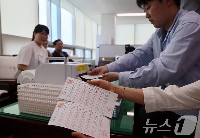 6·3 대선을 13일 앞둔 21일 서울 양천구 선거관리위원회에서 관계자들이 제21대 대통령 선거 거소투표 용지를 인쇄하고 있다.  (공동취재) 2025.5.21/뉴스1 ⓒ News1 오대일 기자