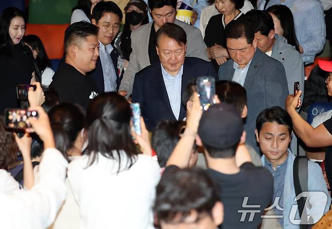 윤석열 전 대통령이 21일 오전 서울 메가박스 동대문에서 영화 ‘부정선거, 신의 작품인가’ 관람을 마치고 나서고 있다. 2025.5.21/뉴스1 ⓒ News1 박세연 기자