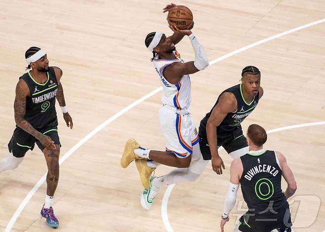NBA 오클라호미시티 길저스-알렉산더가 21일(한국시간) 미네소타와 경기에서 슛을 쏘고 있다.ⓒ 로이터=뉴스1