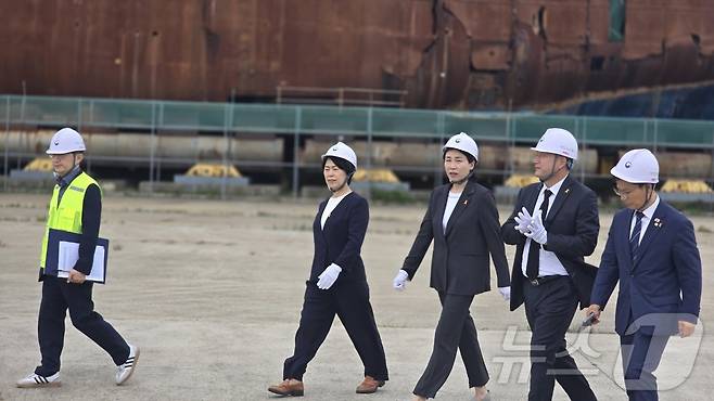 이재명 더불어민주당 이재명 대선 후보의 부인인 김혜경 여사가 21일 전남 목포신항을 찾아 세월호 선체를 둘러보고 있다.(독자 제공. 재판매 및 DB금지) 2025.5.21/뉴스1