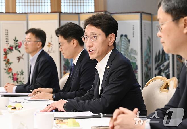 김윤상 기획재정부 차관이 21일 서울 종로구 정부서울청사에서 열린 '제4차 비축전문위원회'를 주재하고 있다. (기획재정부 제공. 재판매 및 DB 금지) 2025.5.21/뉴스1