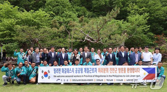 21일전북 진안군에서 일하게 될 필리핀 마갈레스시 공공형 계절근로자 33명과 농가형 근로자 23명 등 총 56명이 입국했다.(진안군제공. 재판매 및 DB금지)2025.5.21/뉴스1