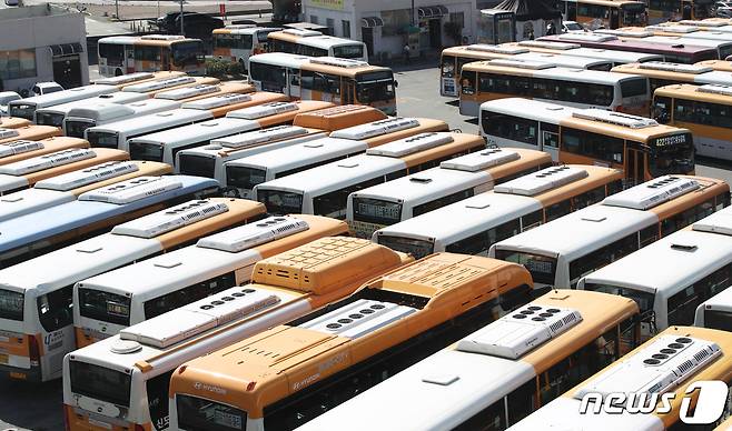 울산 울주군 율리 시내버스 공영차고지에 시내버스들이 대기하고 있다. ⓒ News1 DB 윤일지 기자