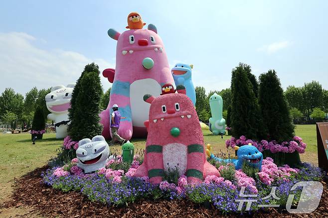 2025 서울국제정원박람회 개막을 하루 앞둔 21일 오후 서울 동작구 보라매공원에서 관계자들이 정원을 가꾸고 있다. 2025.5.21/뉴스1 ⓒ News1 황기선 기자