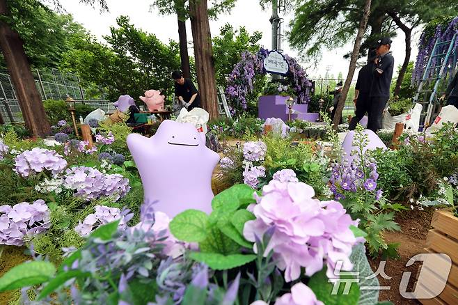 2025 서울국제정원박람회 개막을 하루 앞둔 21일 오후 서울 동작구 보라매공원에서 관계자들이 정원을 가꾸고 있다.  2025.5.21/뉴스1 ⓒ News1 황기선 기자