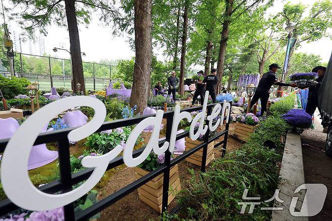 2025 서울국제정원박람회 개막을 하루 앞둔 21일 오후 서울 동작구 보라매공원에서 관계자들이 정원을 가꾸고 있다.  2025.5.21/뉴스1 ⓒ News1 황기선 기자