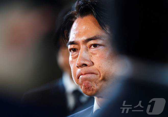 고이즈미 신지로 전 환경상이 21일 도쿄 총리 관저에서 이시바 시게루 총리와 회담 후 언론 앞에 모습을 드러냈다. 2025.5.21/ⓒ 로이터=뉴스1 ⓒ News1 신기림 기자