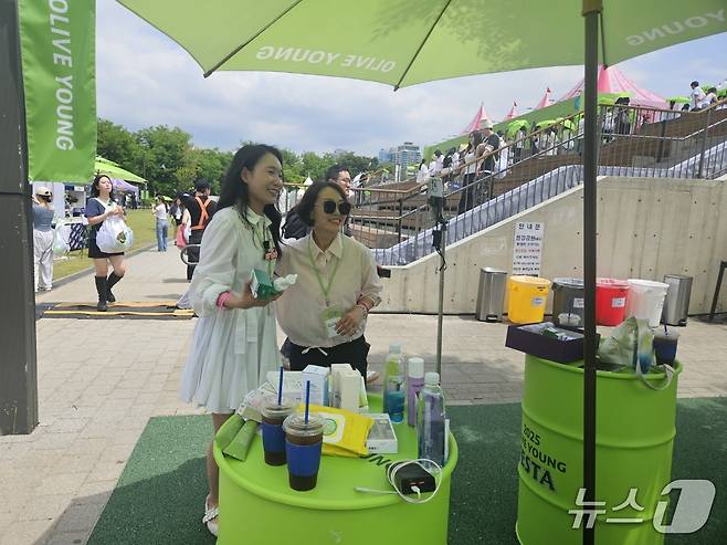 21일 서울 노들섬에서 '2025 올리브영 페스타'가 열렸다. 중국인 왕훙이 틱톡 라이브를 통해 실시간으로 제품을 판매하는 모습.ⓒ 뉴스1/김진희 기자.