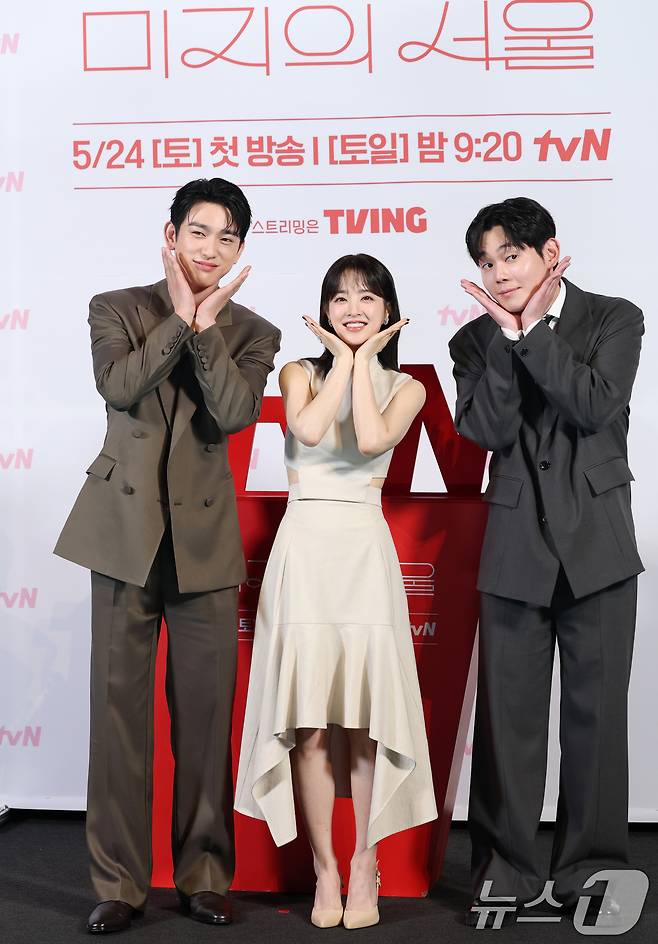 배우 박진영(왼쪽부터)과 박보영, 류경수가 21일 오후 서울 영등포구 CGV 영등포점에서 열린 tvN 토일드라마 '미지의 서울' 제작발표회에 참석해 포즈를 취하고 있다. ‘미지의 서울’은 얼굴 빼고 모든 게 다른 쌍둥이 자매가 인생을 맞바꾸는 거짓말로 진짜 사랑과 인생을 찾아가는 로맨틱 성장 드라마다. 2025.5.21/뉴스1 ⓒ News1 권현진 기자