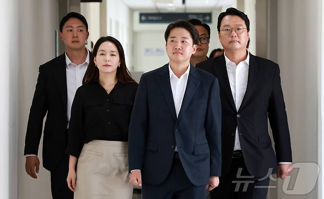 이준석 개혁신당 대통령 후보와 천하람 상임선거대책위원장, 이주영 공동선대위원장이 21일 오후 경기 성남시 성남의료원에서 한호성 병원장과의 면담을 위해 이동하고 있다. 2025.5.21/뉴스1 ⓒ News1 김진환 기자