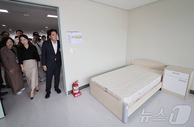 이준석 개혁신당 대통령 후보가 21일 오후 경기 성남시 성남의료원을 방문해 병실을 둘러보고 있다.(공동취재) 2025.5.21/뉴스1 ⓒ News1 김진환 기자