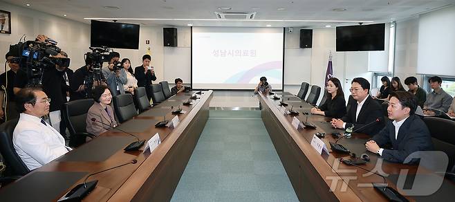 이준석 개혁신당 대통령 후보와 천하람 상임선거대책위원장, 이주영 공동선대위원장이 21일 오후 경기 성남시 성남의료원에서 한호성 성남시의료원장과 면담하고 있다. 2025.5.21/뉴스1 ⓒ News1 김진환 기자