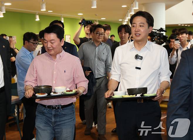이준석 개혁신당 대통령 후보와 안철수 국민의힘 의원이 21일 경기 성남시 수정구 가천대학교 글로벌캠퍼스 학생식당에서 학생들과 점심 식사를 마치고 나오고 있다. 2025.5.21/뉴스1 ⓒ News1 김영운 기자