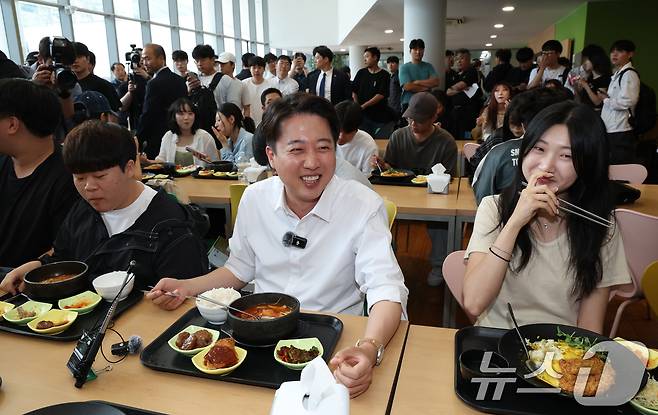 이준석 개혁신당 대통령 후보가 21일 경기 성남시 수정구 가천대학교 글로벌캠퍼스 학생식당에서 학생들과 점심 식사를 하고 있다. 2025.5.21/뉴스1 ⓒ News1 김영운 기자