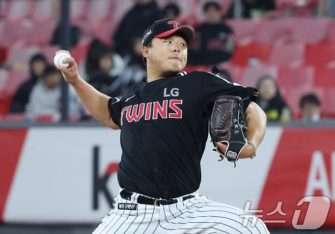 2일 오후 경기 수원시 장안구 KT위즈파크에서 열린 '2025 신한 SOL 뱅크 KBO리그' LG 트윈스와 KT 위즈의 경기, 1회말 LG 교체투수 이지강이 공을 던지고 있다. 2025.4.2/뉴스1 ⓒ News1 김영운 기자