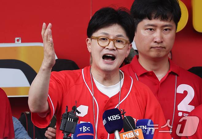 한동훈 국민의힘 전 대표가 21일 오후 대구 중구 서문시장을 찾아 김문수 국민의힘 대통령 후보 지원 유세를 하고 있다. 2025.5.21/뉴스1 ⓒ News1 공정식 기자