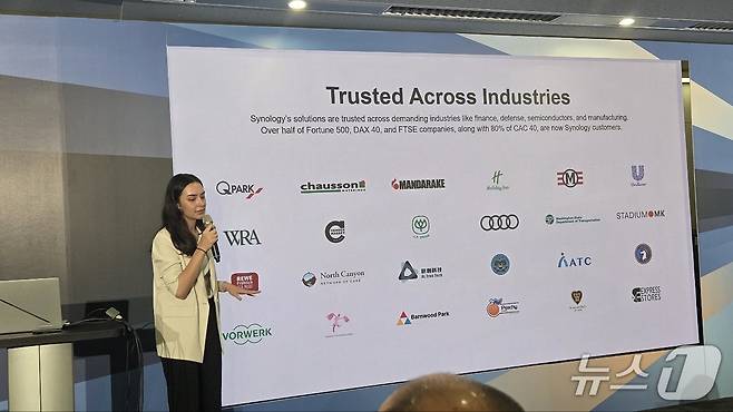 캐서린 장(Katherine Chiang) 시놀로지 마케팅 매니저가 컴퓨텍스 2025 시놀로지 클라우드 기반 VSaaS 플랫폼 C2 Surveillance Station 발표 미디어 이벤트에서 발언하고 있다. 2025.5.21뉴스1 ⓒ News1 김민석 기자