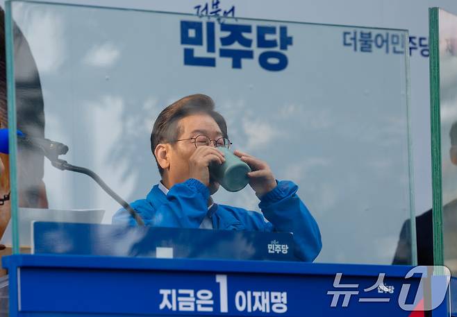 이재명 더불어민주당 대통령 후보가 사흘째 수도권 표심잡기에 나선 21일 오후 인천 서구 롯데마트 청라점 앞을 찾아 유세를 마친 뒤 음료를 마시고 있다. 2025.5.21/뉴스1 ⓒ News1 안은나 기자