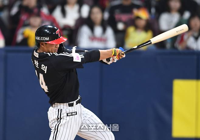 LG 송찬의가 10일 고척스카이돔에서 열린 2025 KBO리그 키움과 경기 3회초 1사 만루 상황에서 키움 선발 하영민을 상대로 1타점 적시를 치고 있다. 2회초 3점 홈런에 이어 하영민의 경기 4타점. 고척 | 박진업 기자 upandup@sportsseoul.com