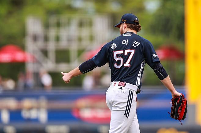 두산 콜 어빈이 17일 광주-기아 챔피언스 필드에서 열린 2025 KBO리그 정규시즌 KIA전 선발 등판해 좋은 수비를 보낸 야수에게 엄지를 치켜세우고 있다. 사진 | 두산 베어스