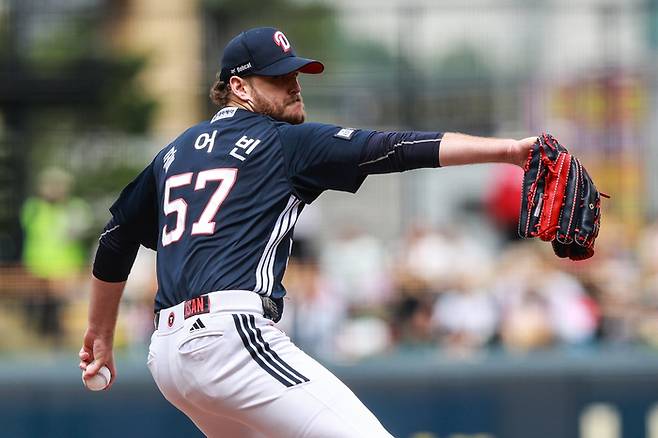 두산 콜 어빈이 17일 광주-기아 챔피언스 필드에서 열린 2025 KBO리그 정규시즌 KIA전서 역투하고 있다. 사진 | 두산 베어스