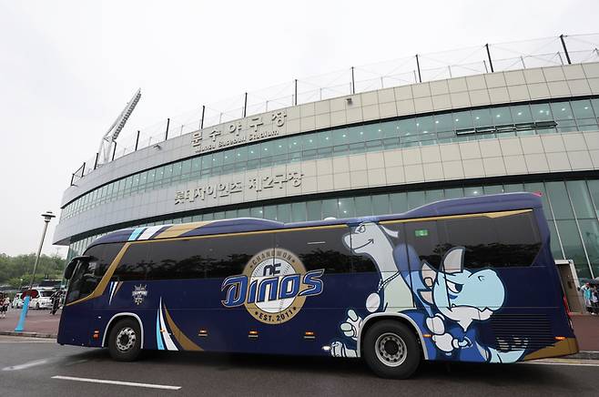 NC 임시 홈구장으로 사용되는 울산 문수구장 앞에 16일 NC 구단 버스가 서 있다. 사지 | 울산=연합뉴스