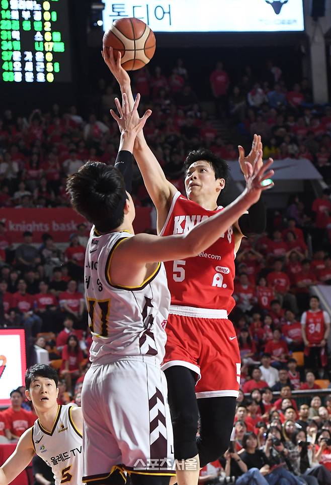 SK 김선형(오른쪽)이 LG 허일영의 수비를 피해 슛을 하고 있다. 잠실학생 | 박진업 기자 upandup@sportsseoul.com