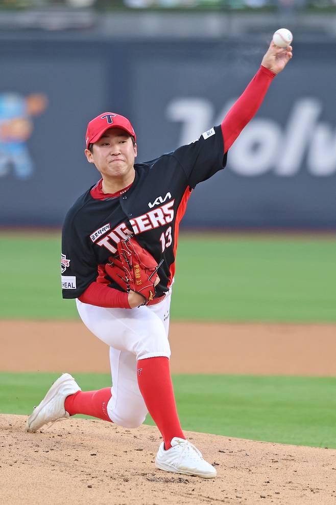 윤영철이 20일 수원 KT전에서 투구를 펼치고 있다. 사진 | KIA 타이거즈