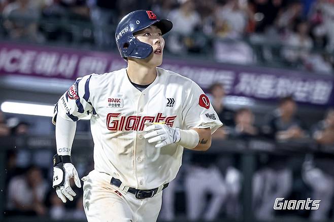 롯데 고승민이 21일 부산 사직구장에서 열린 2025 KBO리그 정규시즌 LG전 8회말 동점 투런포를 쏘아 올리고 타구를 바라보고 있다. 사진 | 롯데 자이언츠