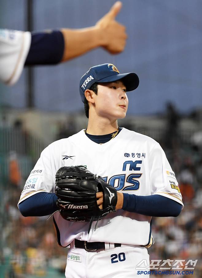 5회까지 1실점 호투를 펼친 NC 선발 목지훈을 향해 엄지 척.